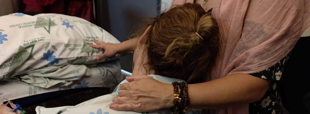 דולה מסייעת ליולדת במציאת תנוחות לקידום לידה והפחתת כאב, ליווי מקצועי של אפרת לי עוז הנס בחדר הלידה.